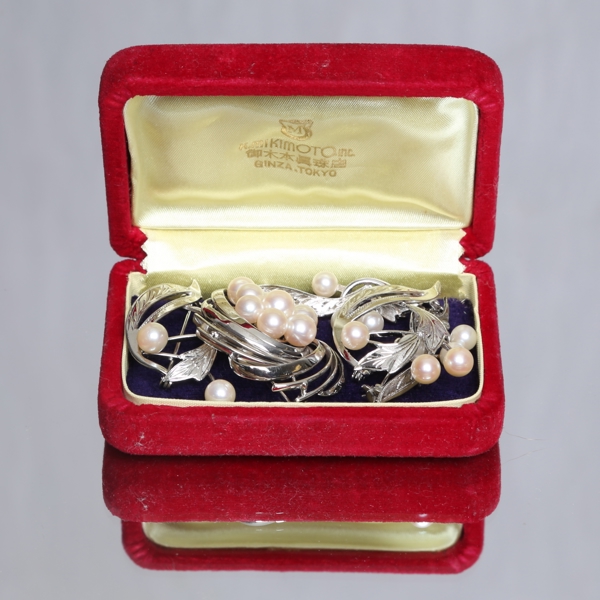 BROSCHER, 5st, silver och odlade pärlor, total vikt 21,5g_1090a_8db611a1e027405_lg.jpeg