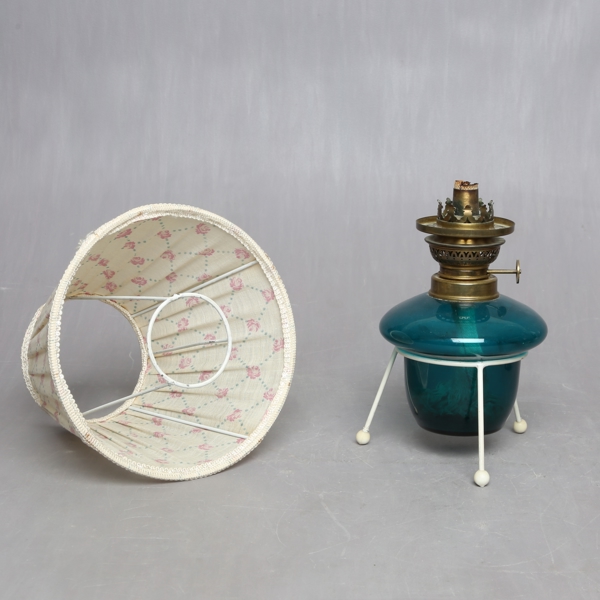 TABLE LAMP, model kerosene, around the middle of the 20th century / BORDSLAMPA, modell fotogen, omkring 1900 talets mitt_2197a_lg.jpeg