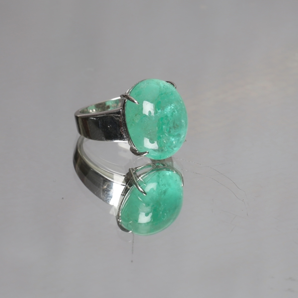 RING, 18k white gold, cabochon-cut emerald of 17.4 ct, Colombia / RING, 18 k vitguld, cabochonslipad smaragd om 17.4 ct, Colombia_2742a_lg.jpeg