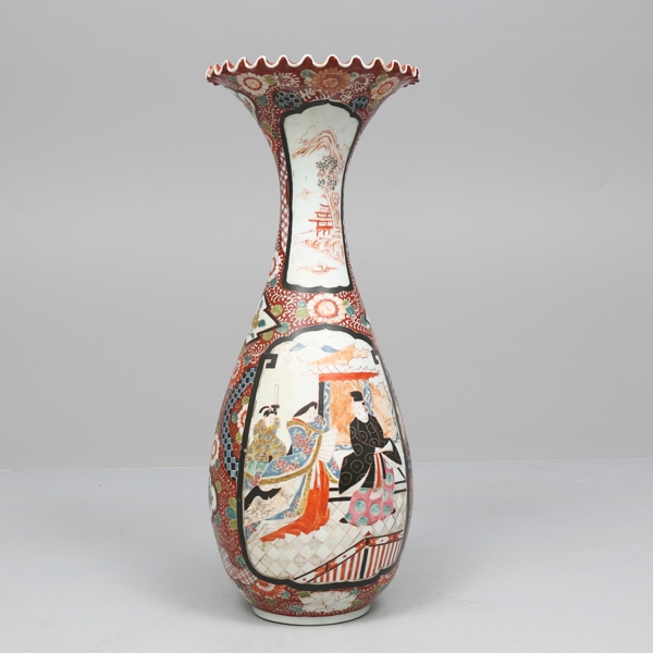 FLOOR VASE, porcelain. Japan, Meiji (1868-1912) / GOLVVAS, porslin. Japan, Meiji (1868-1912)_598a_8db4fcfa3a53cdc_lg.jpeg
