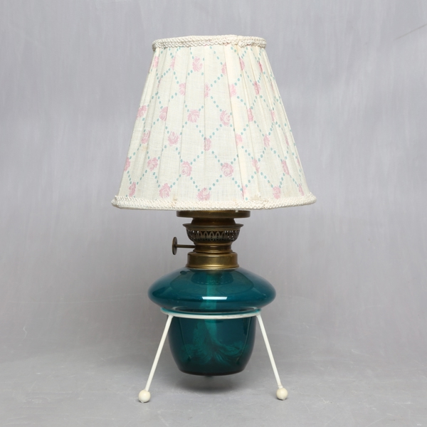 TABLE LAMP, model kerosene, around the middle of the 20th century / BORDSLAMPA, modell fotogen, omkring 1900 talets mitt_994a_8db5df5166f4a0a_lg.jpeg